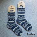 Tricot: des chaussettes bleues rayées