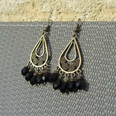 boucles breloques métal ciselé bronze et gouttes en verre à facettes noires 