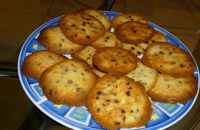 Biscuits façon "cookies" aux pépites de chocolat, noix et amandes effilées