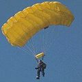 Un parachutiste survit à une chute de 1200 mètres