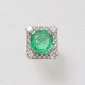 Belle bague en platine, ornée d'une émeraude rectangulaire 