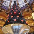 Vitrines de Noël aux Galeries Lafayette.