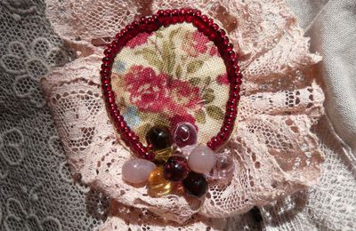 Broche désuette spéciale coquette