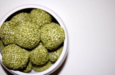 Truffes chocolat blanc, sésame et thé matcha