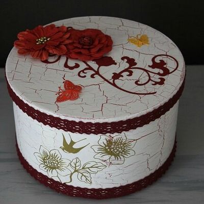 Boite en carton avec peinture craquelé 