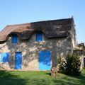  chaumiere bretonne-toit de chaume-volets bleus