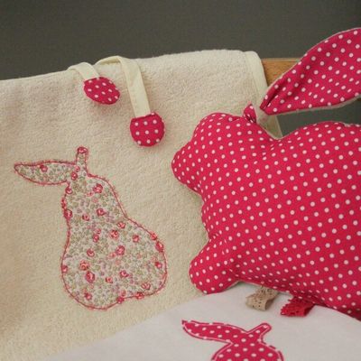 Cadeaux de naissance : ensemble "doudou, bavoir, lange" 