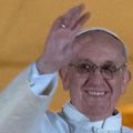 Le pape François lave les pieds de détenus, dont des femmes