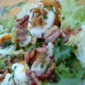 SALADE AUX NOIX/LARDONS ET OEUFS MOLLETS