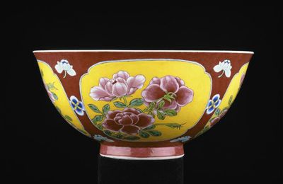 Bol impérial orné de roses, marque et période de Kangxi (1662-1722)