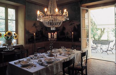 La Salle à Manger aux décors peints ouvrant sur la terrasse qui domine la Montagne Sainte Victoire