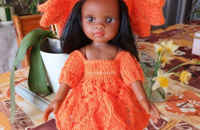 Nora et sa capeline orange , fin de tenue ...