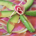 Carpaccio de radis Red meat, pomme et avocat, vinaigrette umebosis-noix