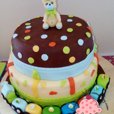 Petit ourson et son train sur une pièce montée