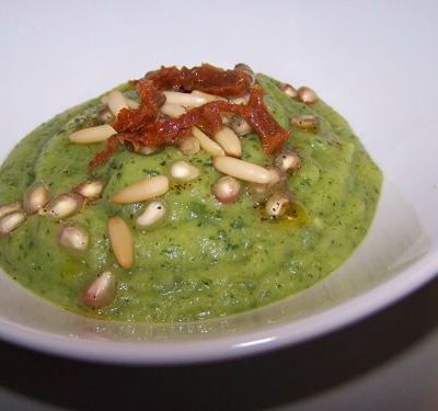 Purée de courgettes à la grenade, pignons et tomates séchées