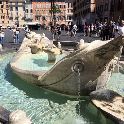 Les fontaines de Rome racontent (14/52). Campo Marzio (IV d) - La Barcacia - Piazza di Spagna.
