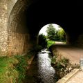 Et un ruisseau coulé sous un pont