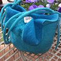 Sac turquoise en laine merinos ,soie méche et boutons en porcelaine