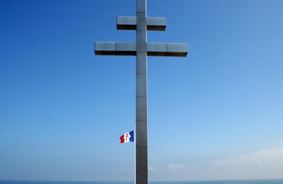 "DDay-land" sur les plages normandes: raconter toute l'histoire et toutes les mémoires. Ne pas oublier la piété...