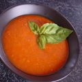 Soupe tomates lentilles au basilic et au piment