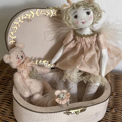 Petit ange, Rose dans son coffret..(18cm)