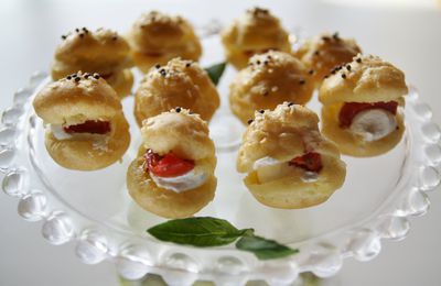 Choux salés à la crème de fromages et tomates confites