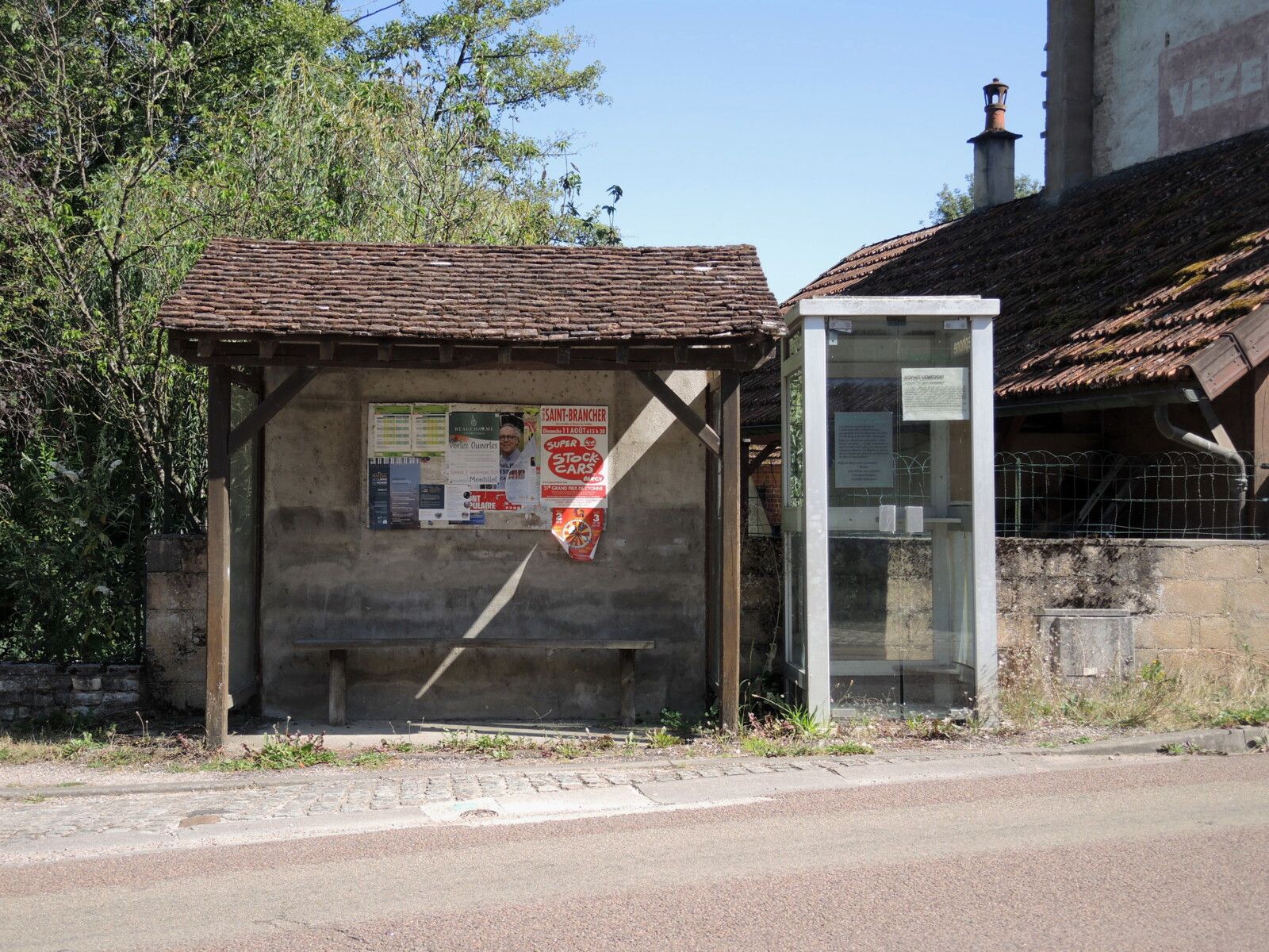 Asquins, cabine arrêt de bus (89)