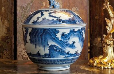 An Arita Tureen and Cover, Edo Period (late 17th century)