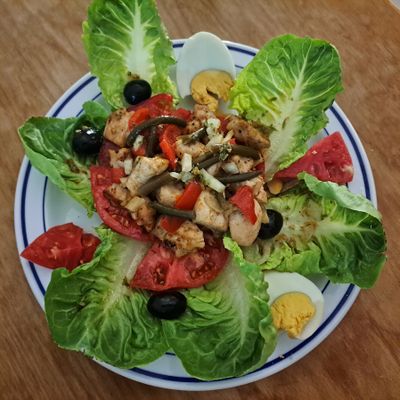 Salade de tomates au poulet et vinaigrette asiatique