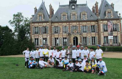 Des cyclotouristes chinois au château de Nogent-le-Roi!