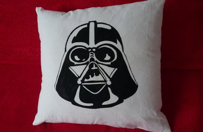 UN COUSSIN DARK VADOR 