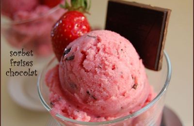 Glace au lait ou sorbet laitier aux fraises fraîches et au chocolat noir, sans gluten et sans lactose