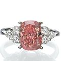 Bague ornée d'un exeptionnel diamant Fancy Intense Pink, de taille coussin