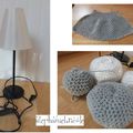TUTO – DIY – Crocheter et tricoter une lampe « galets » et TUTO VIDEO « comment tricoter en rangs raccourcis »