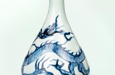 Blue and White 'Dragon' Pear-shaped Yuhuchun vase, Yuan dynasty