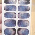 Nail Art Galaxy avec les stickers Née Jolie - la tête pas si proche des étoiles...