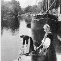  Quimperlé - Jeune fille au quai du port Brizeux