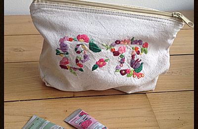 Trousse brodée de ses initiales
