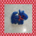 Broche chien bleu