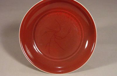 A Qianlong mark and period saucer dish. 清代 Qing Dynasty, 乾隆 Qianlong Period (1736-1795)