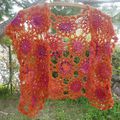 Boléro orange à fleurs : au crochet!