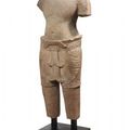 Torse de divinité masculine en grès gris, Cambodge, art khmer, style de Koh-Ker, deuxième quart du Xe siècle.