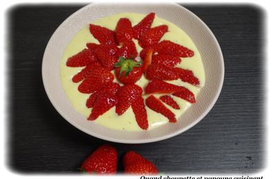 SALADE DE FRAISES A LA FLEUR D'ORANGER, CREME LEGERE