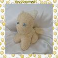 Doudou Peluche Chat Assis Jaune Clair Oreilles Blanc Yeux Bleu Vintage 20 cm