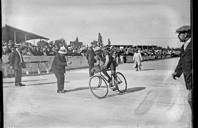 Émile Georget remporte Paris-Brest-Paris 1911 et une jolie décoration pour son centre de table...