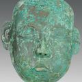 Masque humain de forme ovoïde. En bronze. Dynastie des Liao (907 - 1125). 