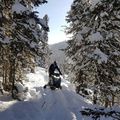 Explorer une montagne en pleine nuit