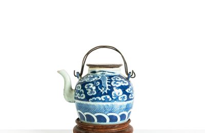 Verseuse en porcelaine "Bleu de Huê", Chine pour le Vietnam, Huê, Début XXe siècle