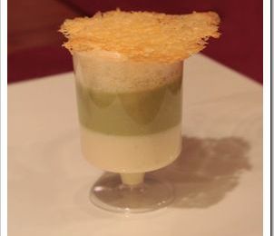 Mousseux d'asperges vertes sur une panna cotta aux asperges blanches et lait de parmesan