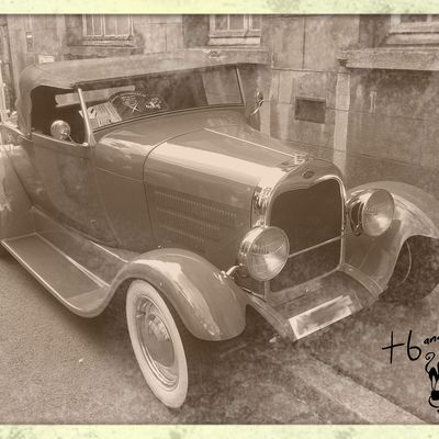 Une voiture ancienne en noir et blanc
